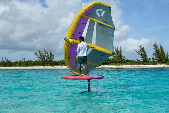 Rider utilisant la Duotone Downwinder Air 2025